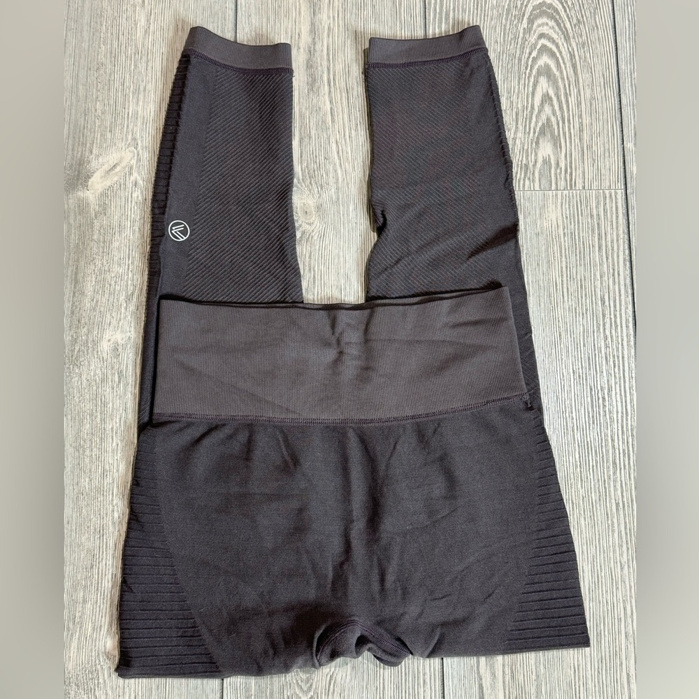 Savvi Eggplant Moto Leggings Size M/L Like New Condition Athletic Wear - Picture 6 of 10